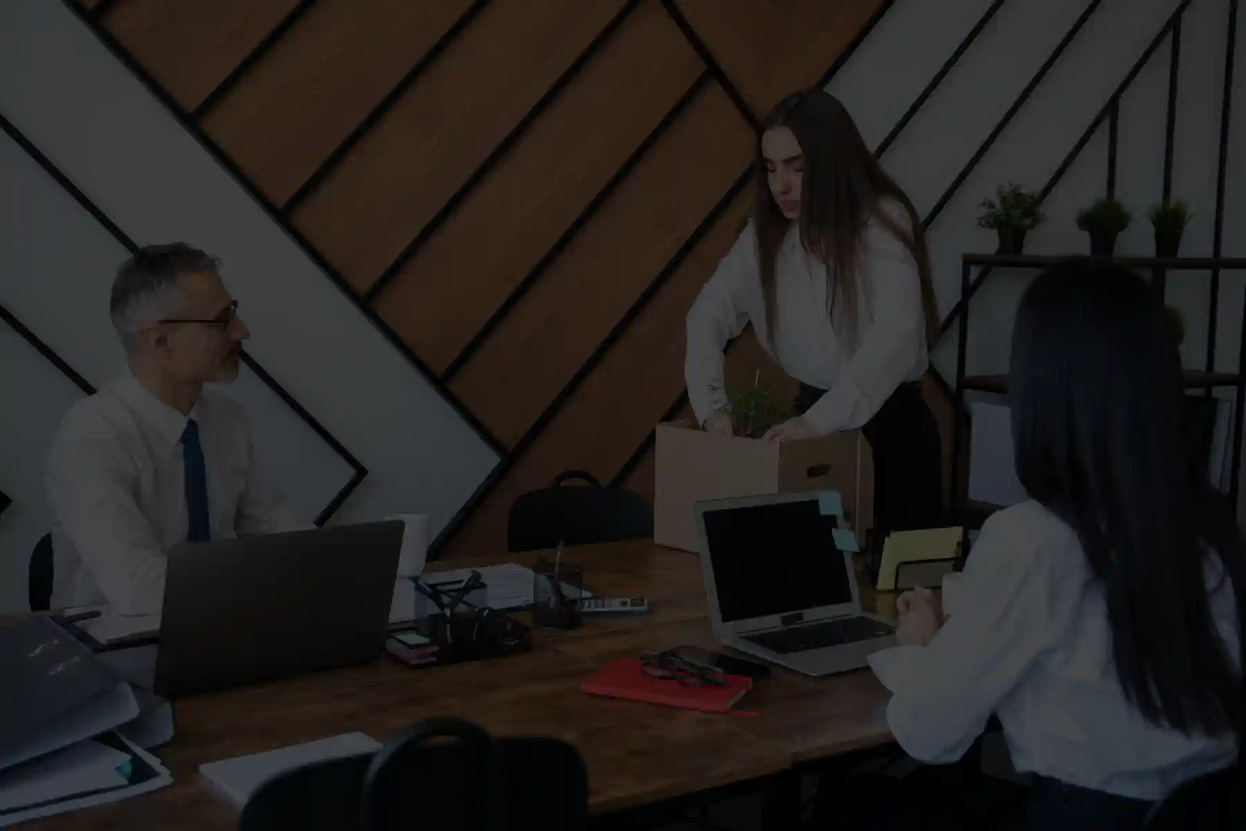 medium-shot-woman-resigning (1)